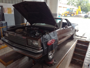 Ustawiamy geometrię w każdym aucie. Chevrolet ElCamino ustawianie geometrii zawieszenia AutoMetria Geometria i Mechanika Nysa.